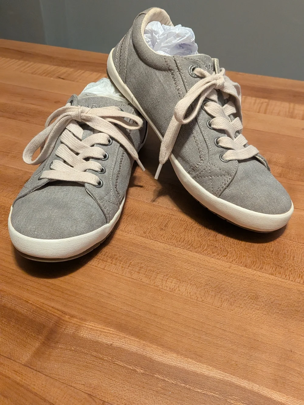 Taos Footwear Gray Canvas Low-Top Sneakers with Cream Laces 7W - Picture 1 of 10